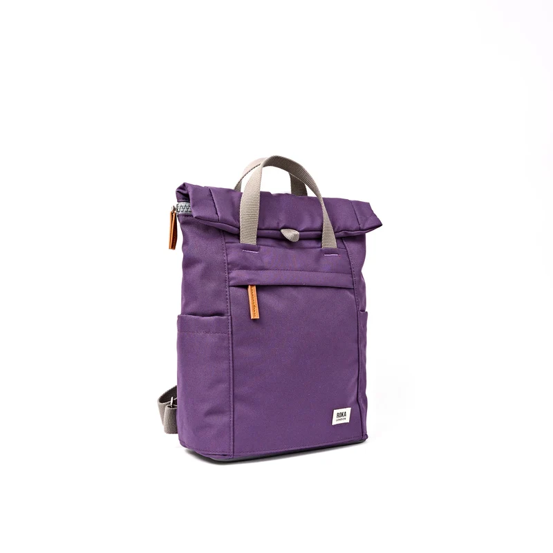 ROKA Finchley Eine kleine Tasche aus recyceltem Canvas in der Farbe Deep Grape.