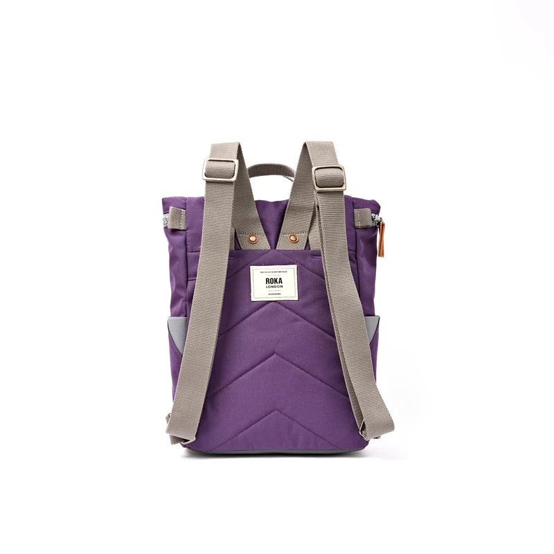 ROKA Finchley Eine kleine Tasche aus recyceltem Canvas in der Farbe Deep Grape.