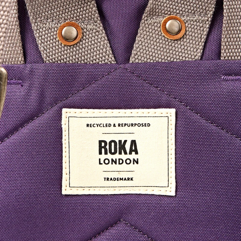 ROKA Finchley Eine kleine Tasche aus recyceltem Canvas in der Farbe Deep Grape.