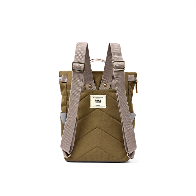 ROKA Finchley Eine kleine Tasche aus recyceltem Segeltuch mit dem Aufdruck „Sea Spray“