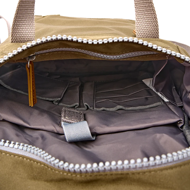 ROKA Finchley Eine kleine Tasche aus recyceltem Segeltuch mit dem Aufdruck „Sea Spray“