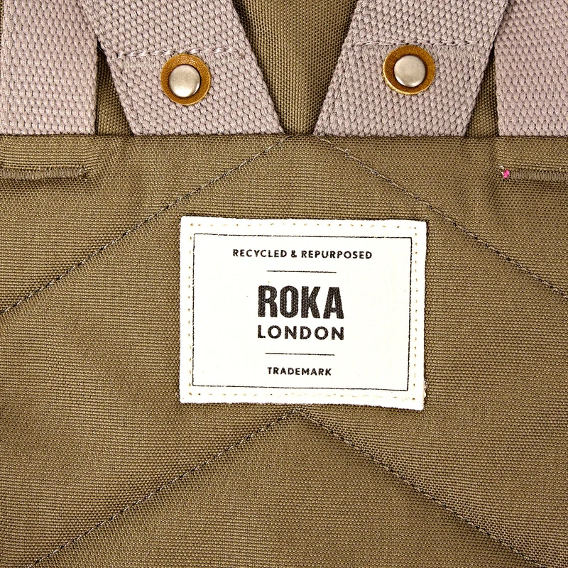 ROKA Finchley Eine kleine Tasche aus recyceltem Segeltuch mit dem Aufdruck „Sea Spray“