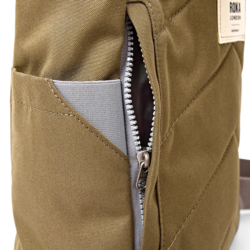ROKA Finchley Eine kleine Tasche aus recyceltem Segeltuch mit dem Aufdruck „Sea Spray“