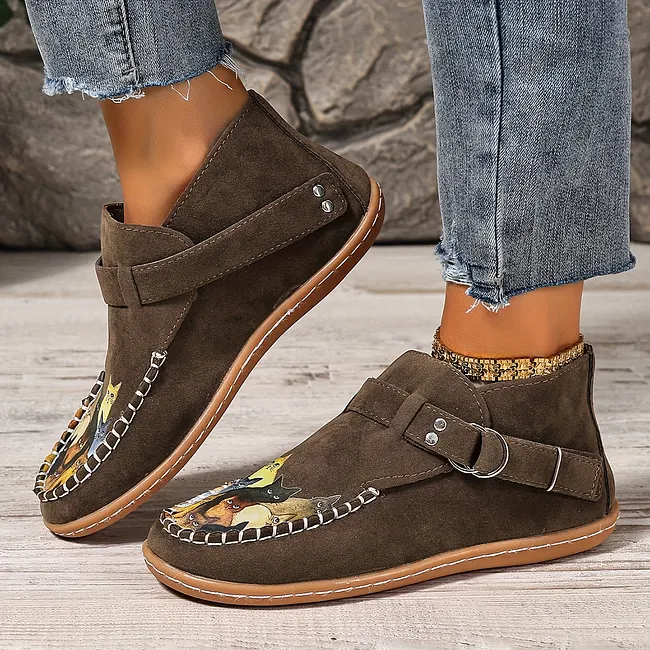 Viktoriy – Flache Stiefeletten mit Katzenmuster Und Schnalle