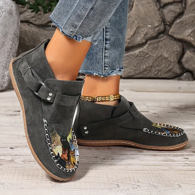 Viktoriy – Flache Stiefeletten mit Katzenmuster Und Schnalle