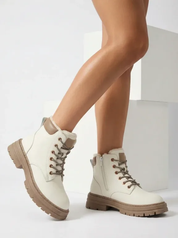 Alosia – Stiefeletten mit Schnürung Und Klobiger Sohle
