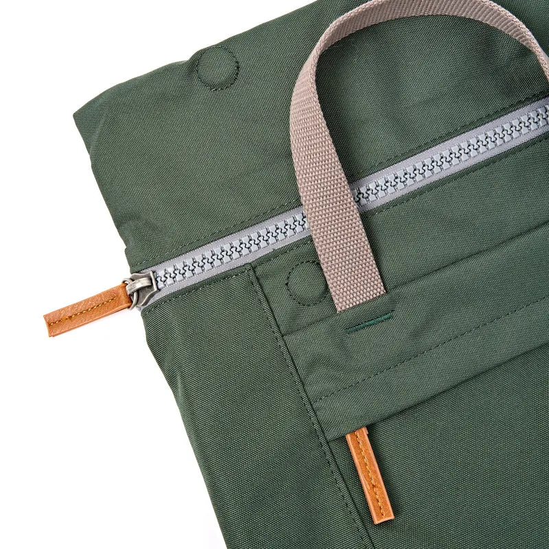 ROKA Finchley Kleine Tasche aus recyceltem Canvas für Gewitter