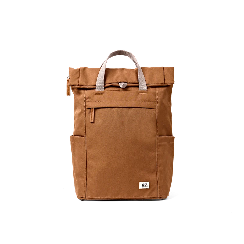 ROKA Finchley Eine mittelgroße Tasche aus recyceltem Canvas in Zimtbraun