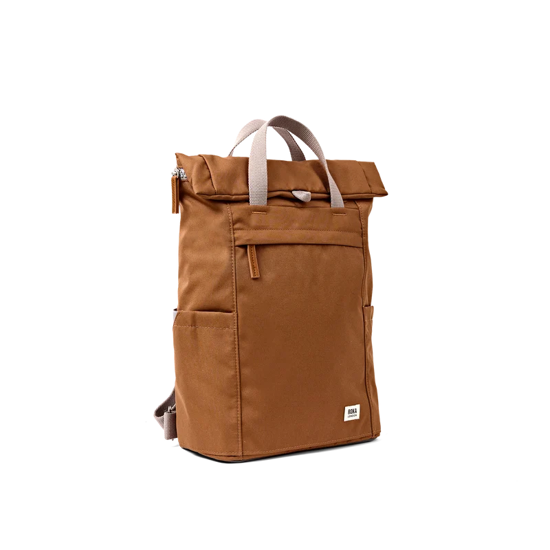 ROKA Finchley Eine mittelgroße Tasche aus recyceltem Canvas in Zimtbraun