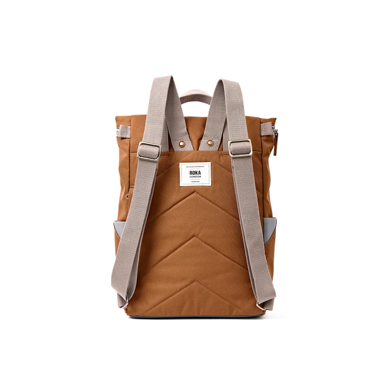 ROKA Finchley Eine mittelgroße Tasche aus recyceltem Canvas in Zimtbraun