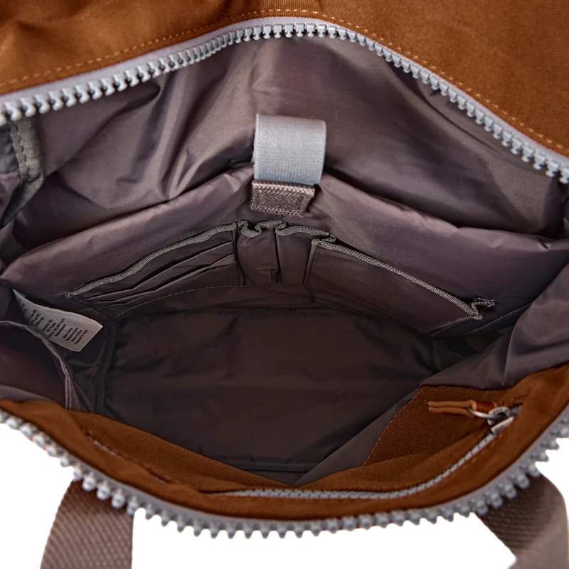 ROKA Finchley Eine mittelgroße Tasche aus recyceltem Canvas in Zimtbraun