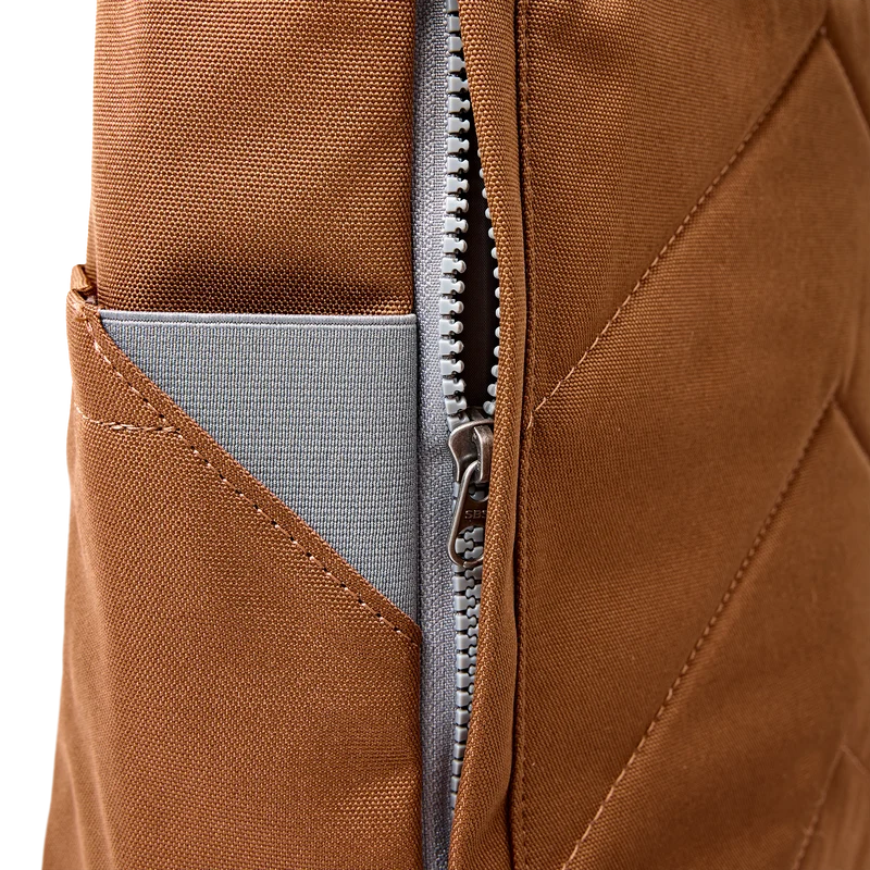 ROKA Finchley Eine mittelgroße Tasche aus recyceltem Canvas in Zimtbraun