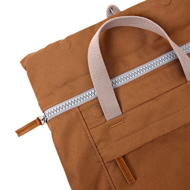 ROKA Finchley Eine mittelgroße Tasche aus recyceltem Canvas in Zimtbraun