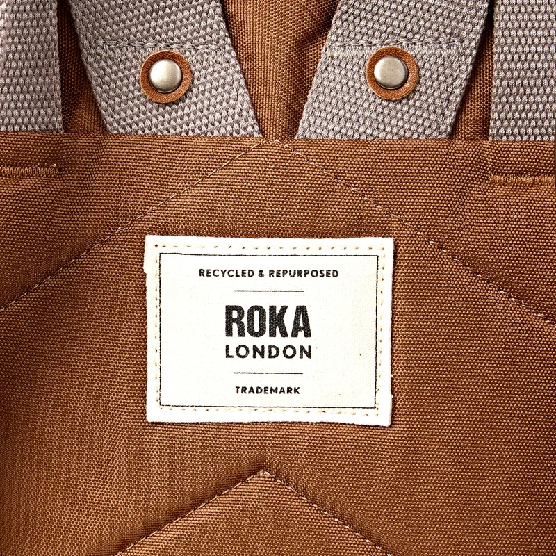 ROKA Finchley Eine mittelgroße Tasche aus recyceltem Canvas in Zimtbraun