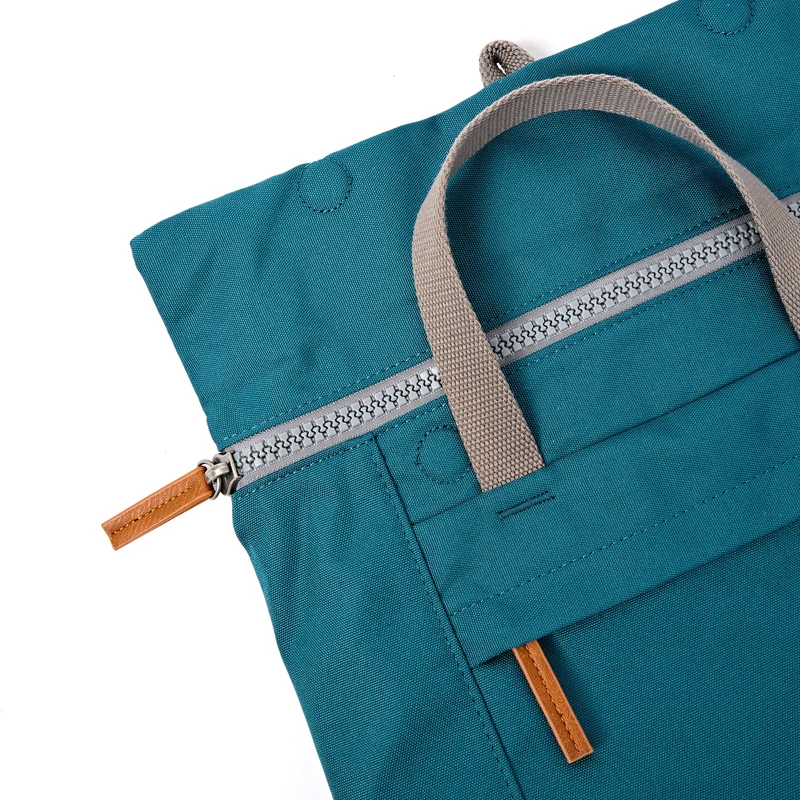 ROKA Finchley Eine mittelgroße Tasche aus recyceltem Canvas in tiefem Türkis