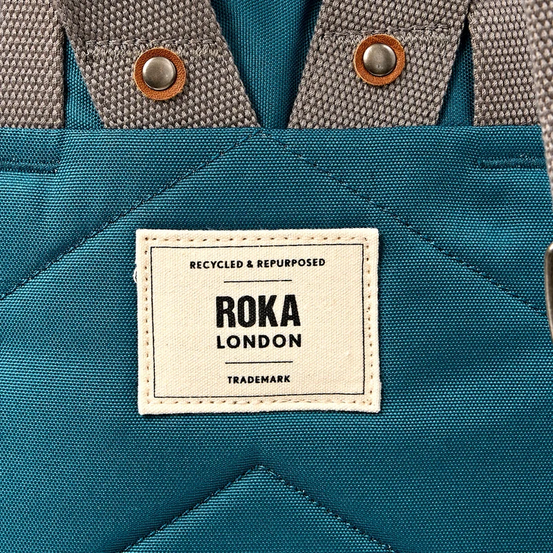 ROKA Finchley Eine mittelgroße Tasche aus recyceltem Canvas in tiefem Türkis