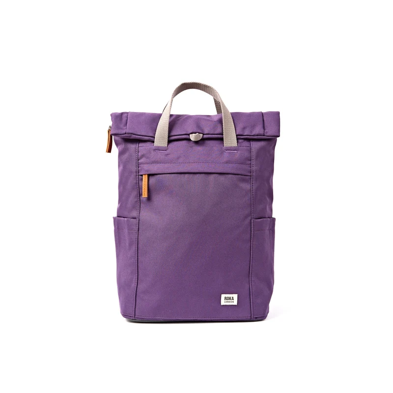 ROKA Finchley Eine mittelgroße Tasche aus recyceltem Canvas in der Farbe Deep Grape.