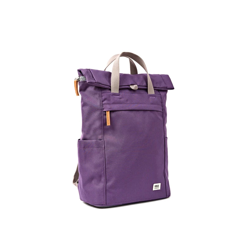 ROKA Finchley Eine mittelgroße Tasche aus recyceltem Canvas in der Farbe Deep Grape.