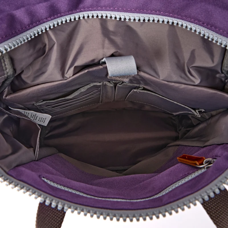 ROKA Finchley Eine mittelgroße Tasche aus recyceltem Canvas in der Farbe Deep Grape.