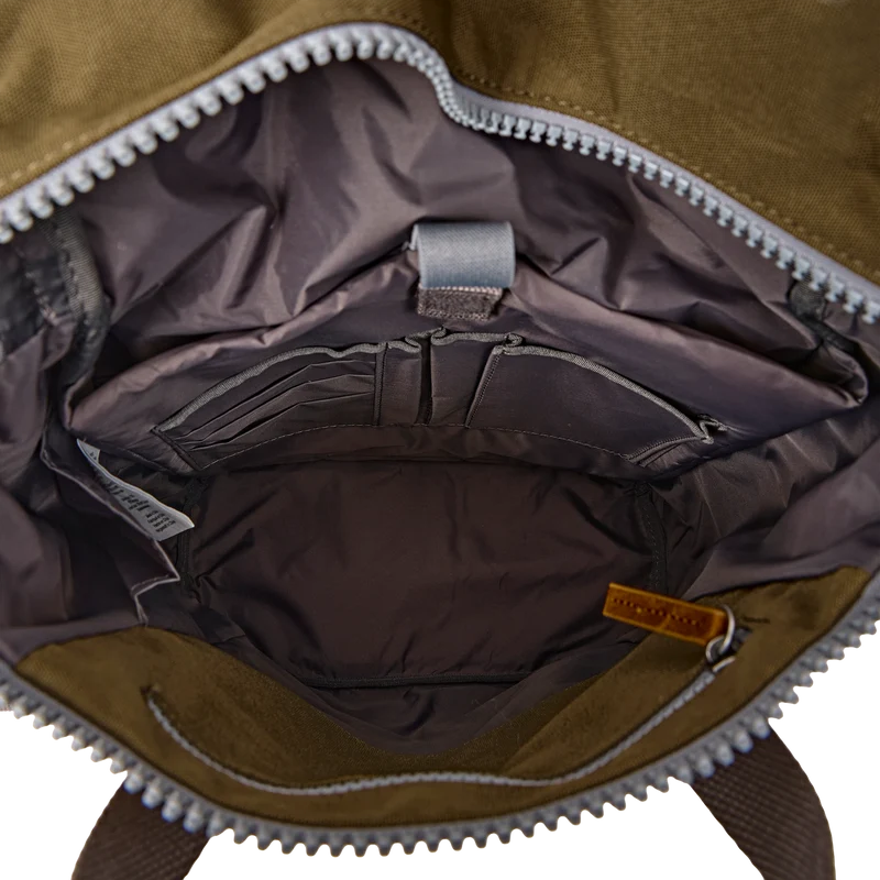 ROKA Finchley Eine mittelgroße Tasche aus recyceltem Canvas mit Meeresspray-Motiv