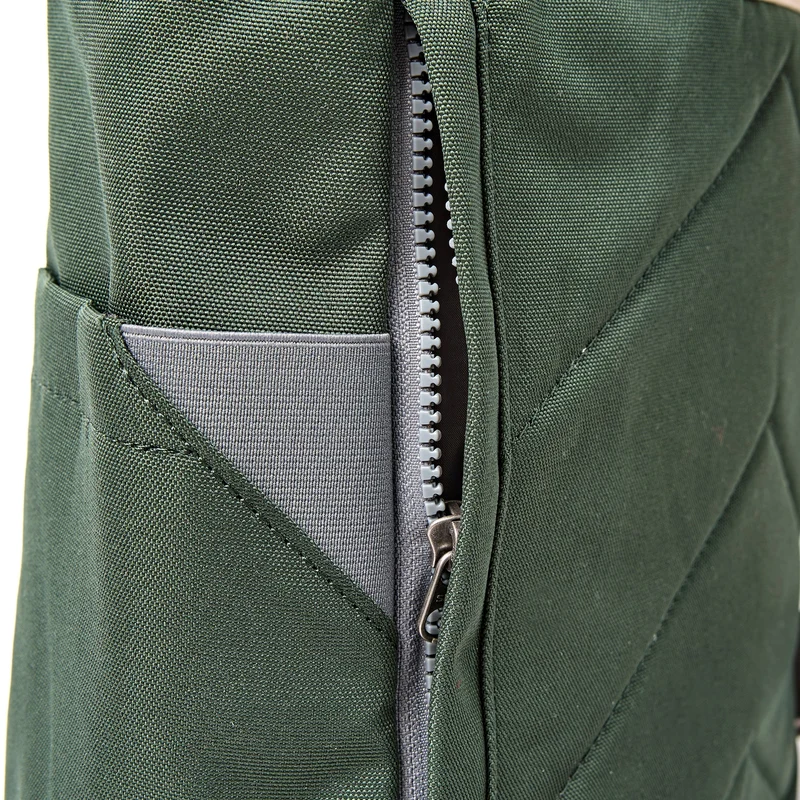 ROKA Finchley Eine mittelgroße Tasche aus recyceltem Canvas mit dem Aufdruck „Gewitter“.
