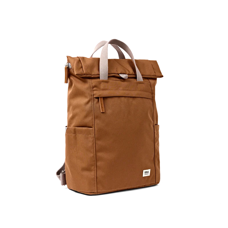 ROKA Finchley Eine große Tasche aus recyceltem Canvas in Zimtbraun