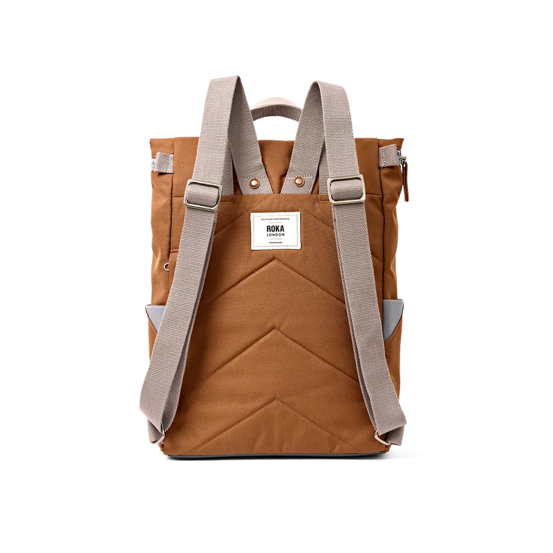 ROKA Finchley Eine große Tasche aus recyceltem Canvas in Zimtbraun
