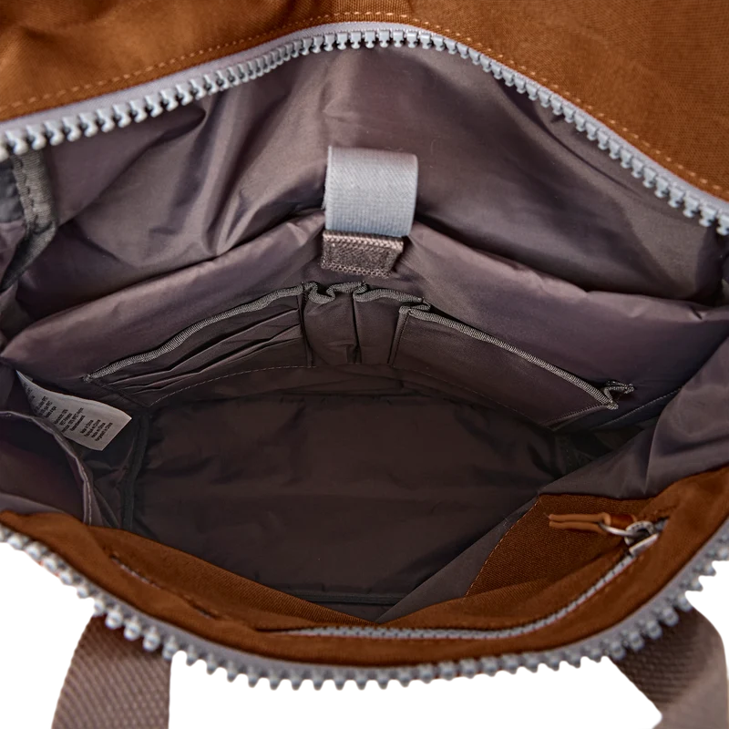 ROKA Finchley Eine große Tasche aus recyceltem Canvas in Zimtbraun