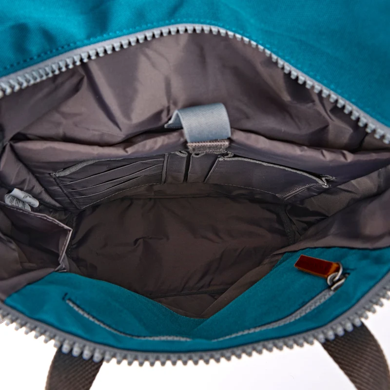ROKA Finchley Eine große Tasche aus recyceltem Canvas in tiefem Türkis