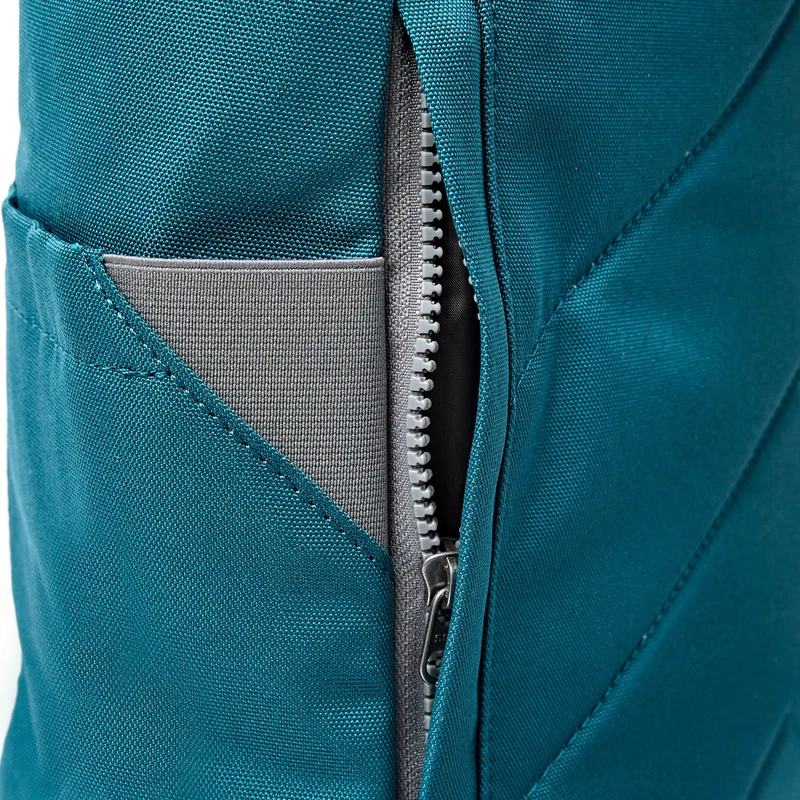ROKA Finchley Eine große Tasche aus recyceltem Canvas in tiefem Türkis