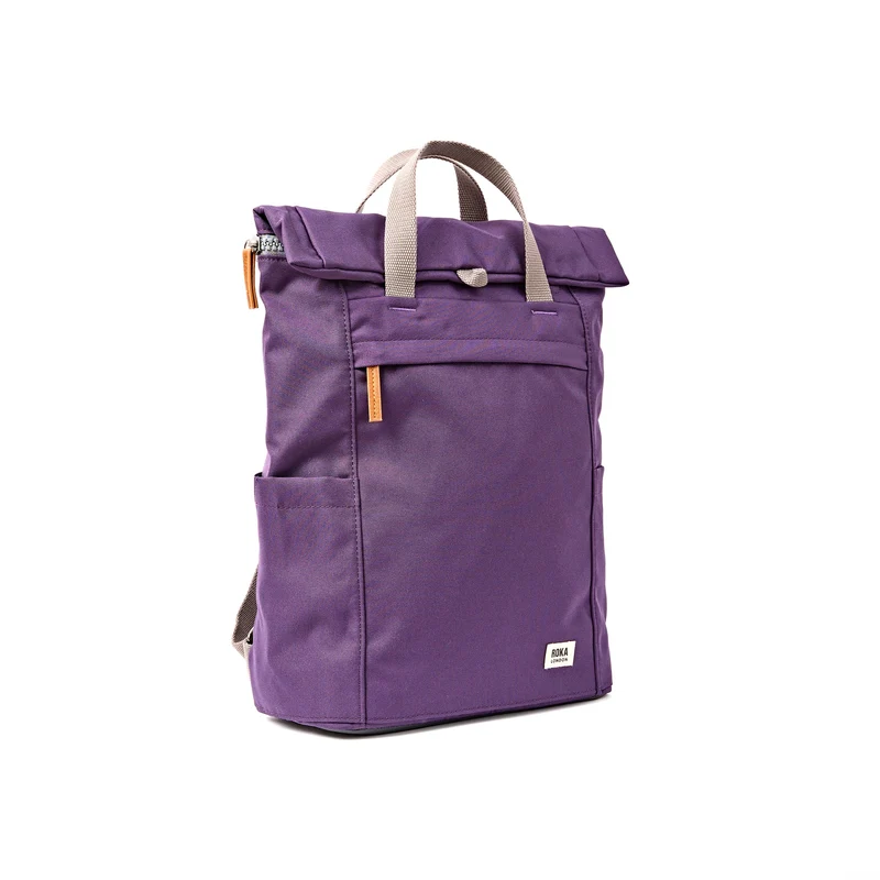 ROKA Finchley Eine große Tasche aus recyceltem Canvas in der Farbe Deep Grape.