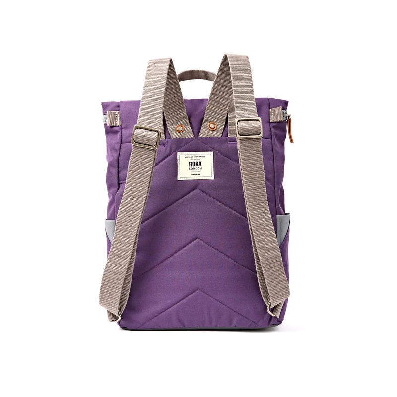ROKA Finchley Eine große Tasche aus recyceltem Canvas in der Farbe Deep Grape.
