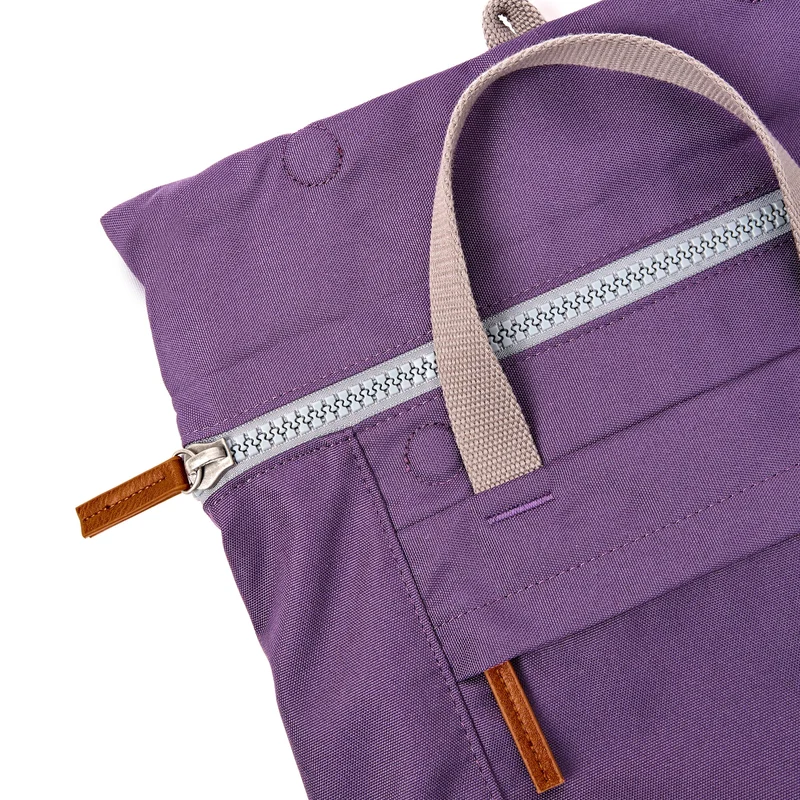 ROKA Finchley Eine große Tasche aus recyceltem Canvas in der Farbe Deep Grape.