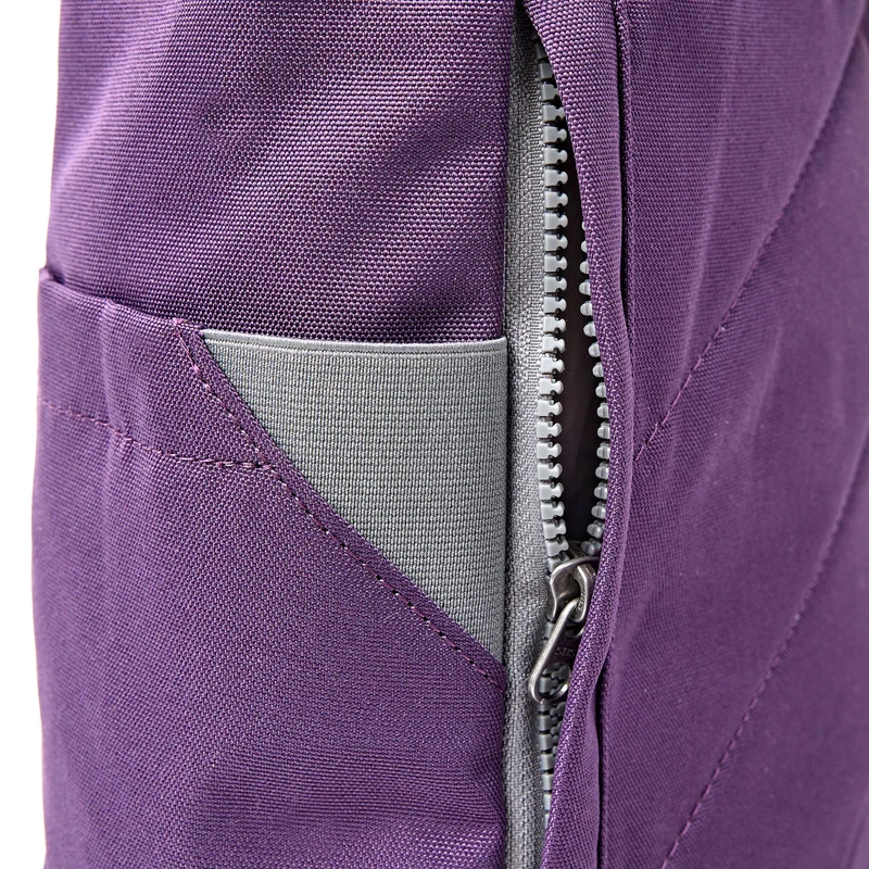 ROKA Finchley Eine große Tasche aus recyceltem Canvas in der Farbe Deep Grape.