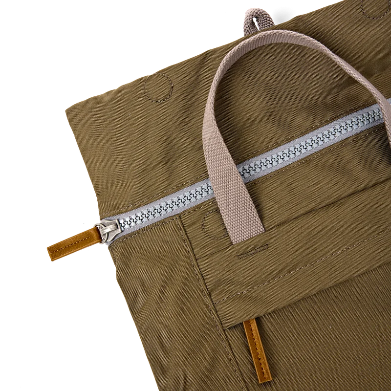ROKA Finchley Eine große Tasche aus recyceltem Segeltuch von Sea Spray