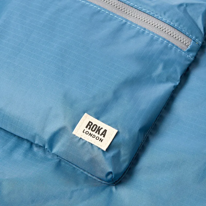 ROKA Borough Medium Tasche aus recyceltem Ripstop-Nylon | Retro-Blau