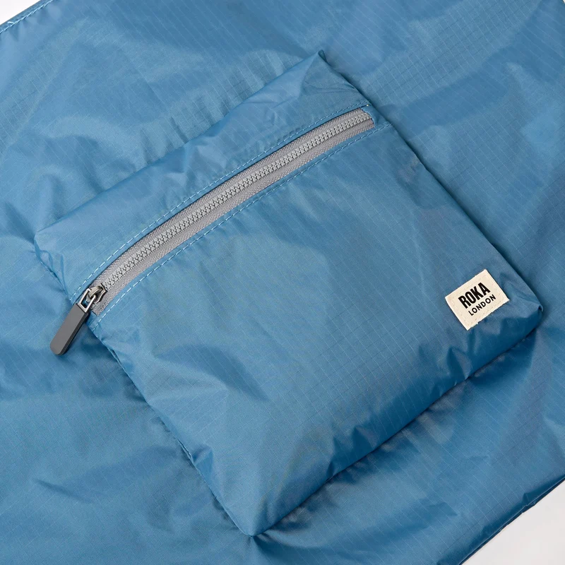 ROKA Borough Medium Tasche aus recyceltem Ripstop-Nylon | Retro-Blau