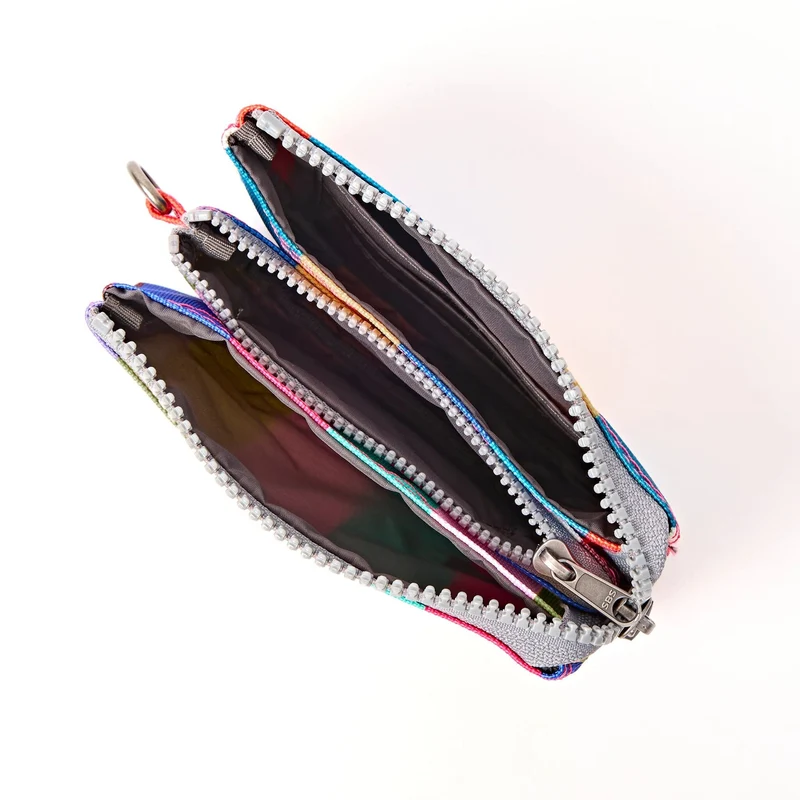 ROKA Carnaby Kleine Handtasche aus recyceltem Canvas mit breiten, mehrfarbigen Streifen