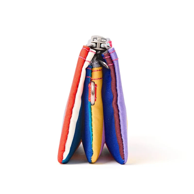 ROKA Carnaby Kleine Handtasche aus recyceltem Canvas mit breiten, mehrfarbigen Streifen