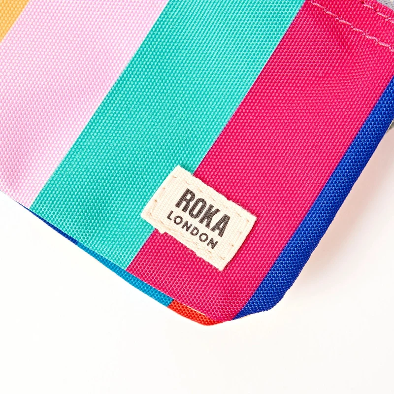 ROKA Carnaby Kleine Handtasche aus recyceltem Canvas mit breiten, mehrfarbigen Streifen