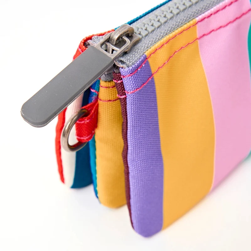 ROKA Carnaby Kleine Handtasche aus recyceltem Canvas mit breiten, mehrfarbigen Streifen