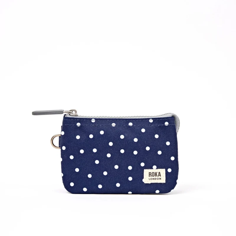 ROKA Carnaby Kleine Handtasche aus recyceltem Canvas mit marineblauen Punkten