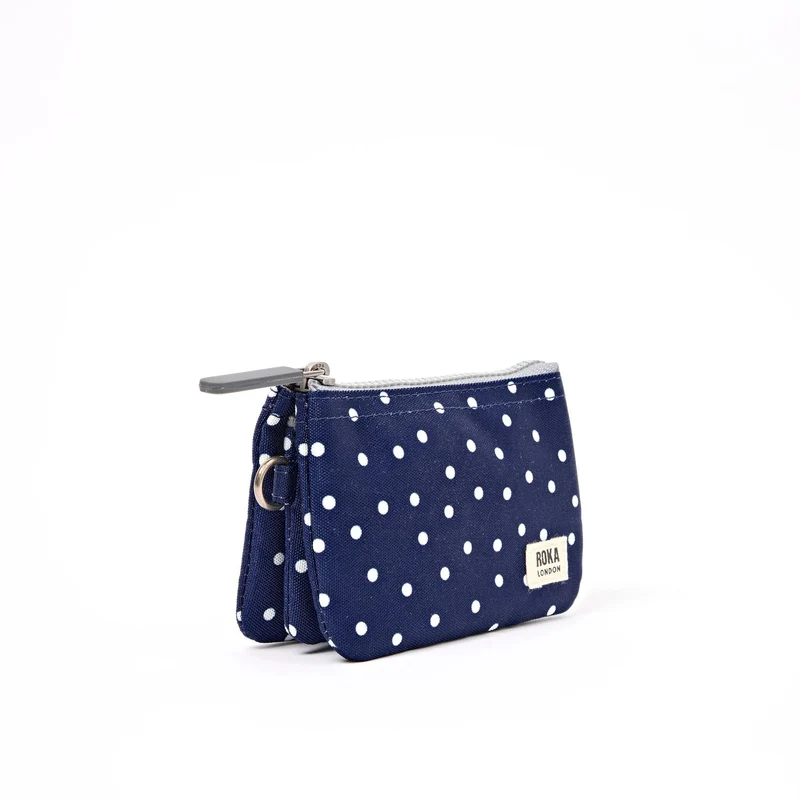 ROKA Carnaby Kleine Handtasche aus recyceltem Canvas mit marineblauen Punkten