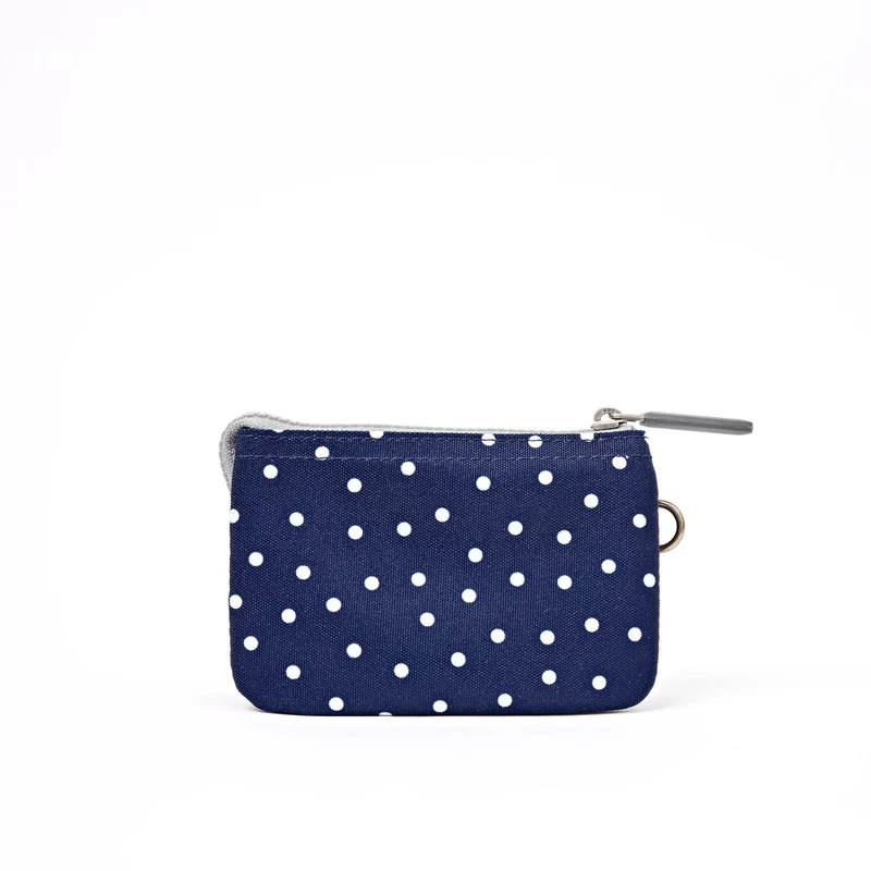 ROKA Carnaby Kleine Handtasche aus recyceltem Canvas mit marineblauen Punkten
