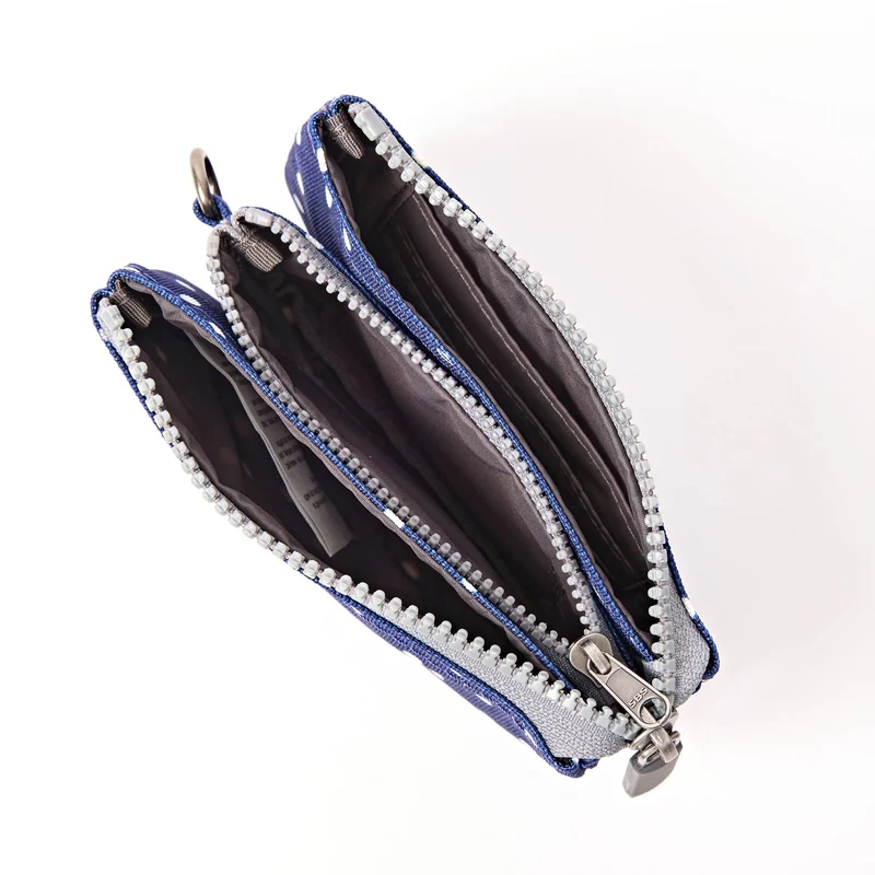 ROKA Carnaby Kleine Handtasche aus recyceltem Canvas mit marineblauen Punkten