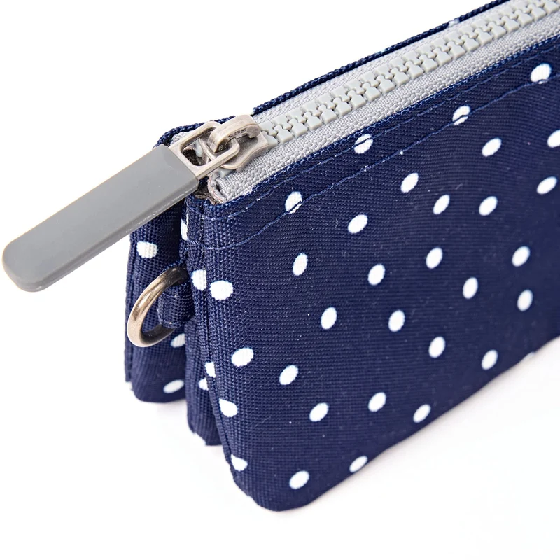 ROKA Carnaby Kleine Handtasche aus recyceltem Canvas mit marineblauen Punkten