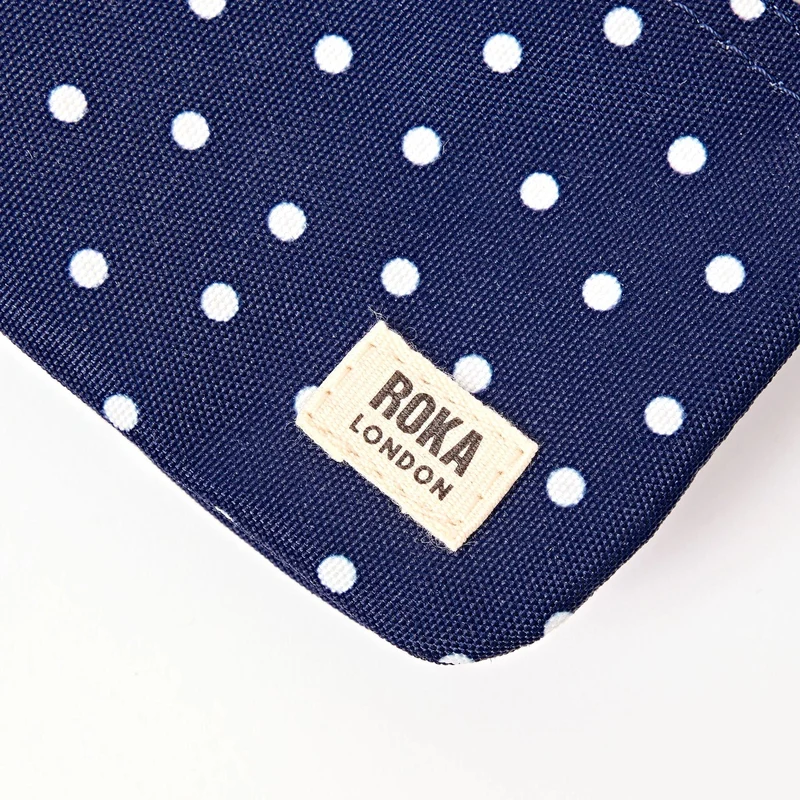 ROKA Carnaby Kleine Handtasche aus recyceltem Canvas mit marineblauen Punkten