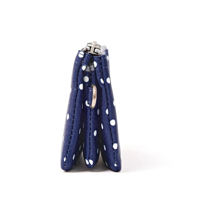 ROKA Carnaby Kleine Handtasche aus recyceltem Canvas mit marineblauen Punkten