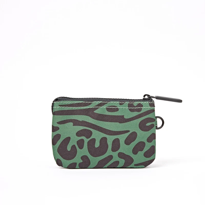 ROKA Carnaby Kleine Handtasche aus recyceltem Canvas mit Tiermotiv und Artischockenmotiv