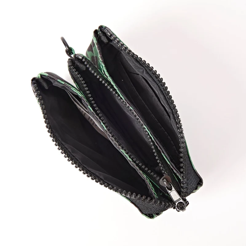 ROKA Carnaby Kleine Handtasche aus recyceltem Canvas mit Tiermotiv und Artischockenmotiv